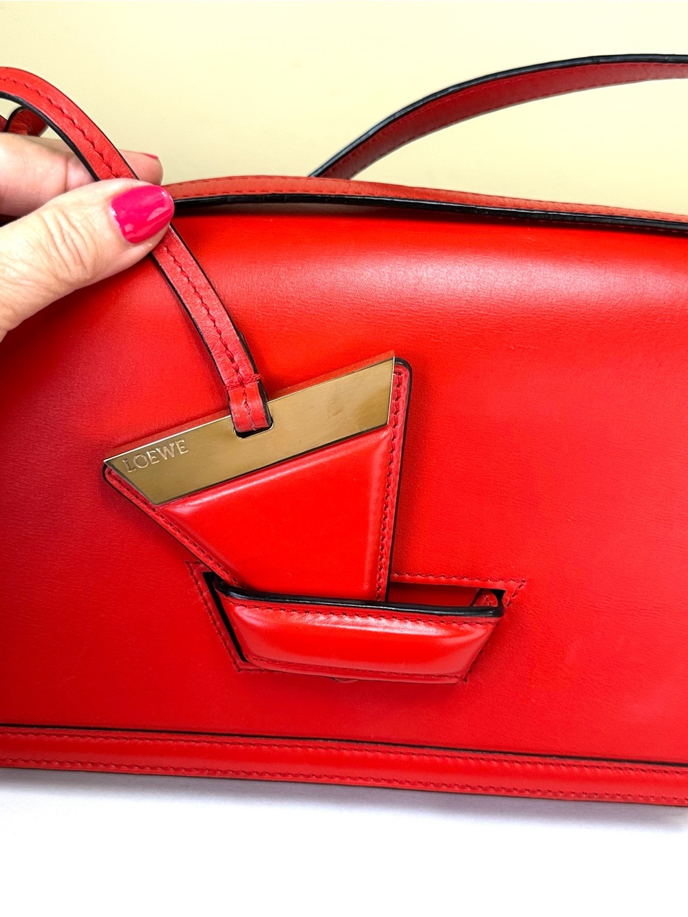 Loewe Barcelona Red Leather Iconic Triangular Fastening Shoulder/Crossbody COA - Picture 5 of 17